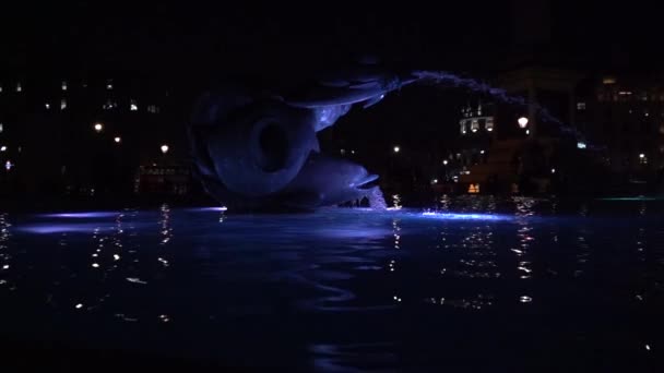 Filme Lento Noite Fonte Iluminada Violeta Roxa Trafalgar Square Londres — Vídeo de Stock