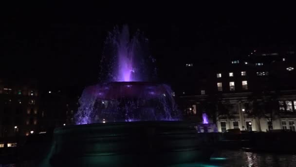 Noite Filme Lento Fonte Iluminada Roxo Trafalgar Square Londres — Vídeo de Stock