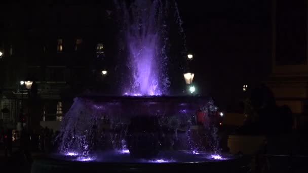 伦敦特拉法加广场紫色照明喷泉的夜光慢片 — 图库视频影像