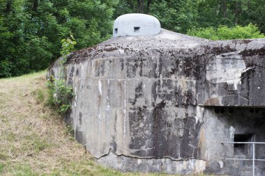 İkinci Dünya Savaşı 'ndan kalma güçlendirilmiş beton sığınak Çek Cumhuriyeti Darkovicky' de.