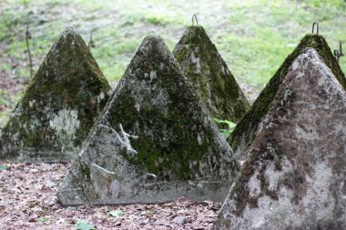 İkinci Dünya Savaşı 'ndan kalma beton tanksavar bariyeri.