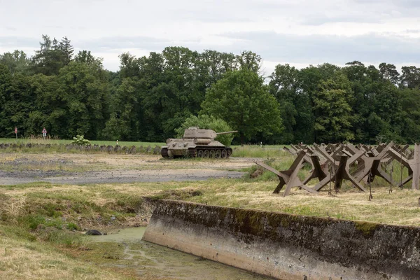 Tanque Histórico Segunda Guerra Mundial Barreira Tanque Natureza — Fotografia de Stock