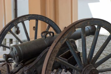 Kaleyi ahşap tekerleklerle savunmak için eski tarihi top.