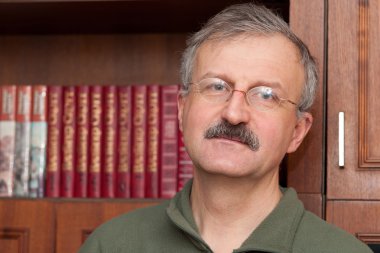 mutlu bir yaşlı adam