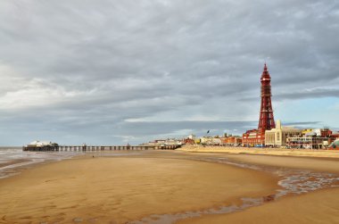 Blackpool tower ve iskele, kumlar üzerinde görüntülenebilir.