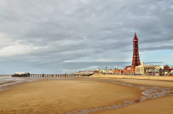 Blackpool Torre y muelle, vistas a través de las arenas . — Foto de Stock