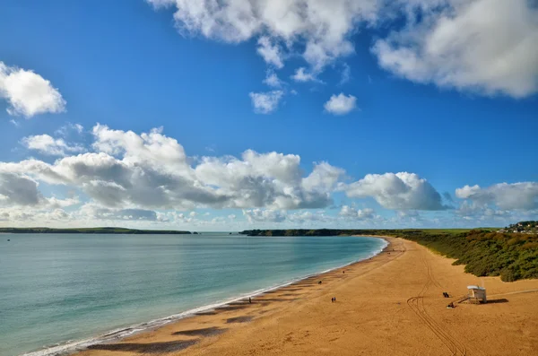 South Beach Tenby, with Caldey island. — Stock Photo, Image