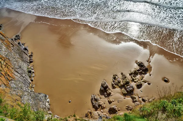 Blick auf den Südstrand, Tenby mit rollenden Wellen. — Stockfoto