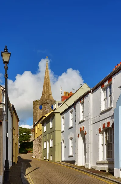 St mary's kyrka, tenby, sedd från en pittoresk gata. — Stockfoto