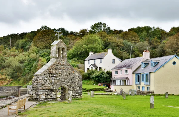 St. Brynach's Church and cottages, Cwm-yr-Eglwys — Stock Photo, Image