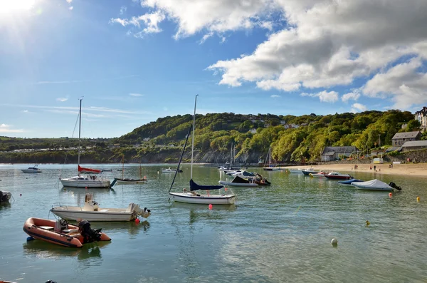 Weergave van boten in nieuwe kade haven, wales. — Stockfoto