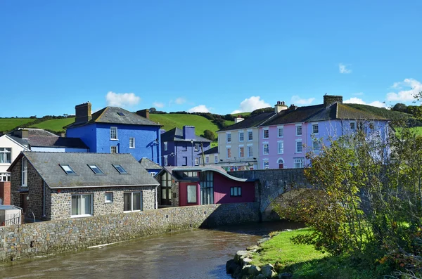 View of the River Aeron, with painted houses. — Stock Photo, Image