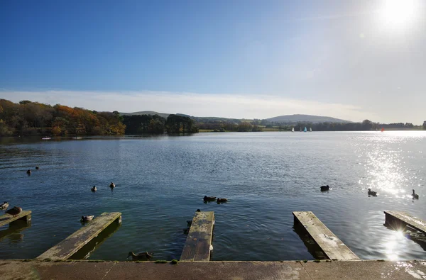 Jetties em Talkin Tarn, em um dia de outono . — Fotografia de Stock