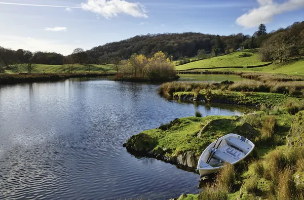 Lake with boat in the Winster Valley, Cumbria. — Stock Photo, Image
