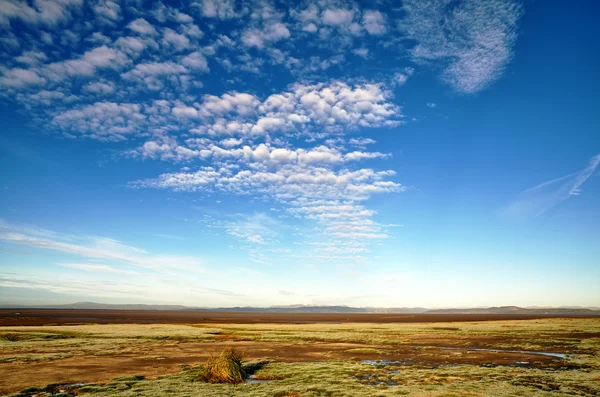 Błękitne niebo i altocumulus chmury nad zatoką morecambe — Zdjęcie stockowe