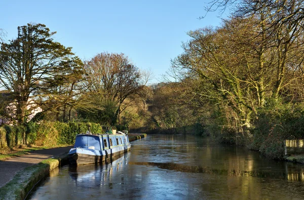 Blue barge moored on the Lancaster Canal — Stock Photo, Image