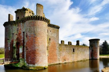 Caerlaverock Kalesi ve hendek.
