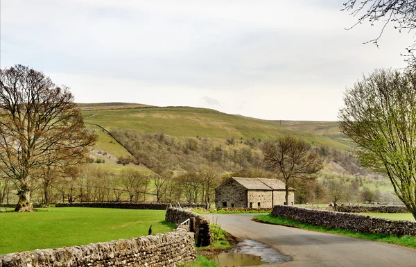 Chemin de campagne et grange dans le Yorkshire Dales — Photo