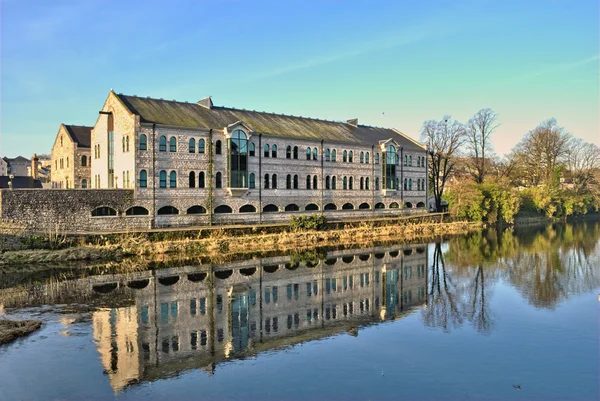 Prédios junto ao rio Kent, Kendal — Fotografia de Stock