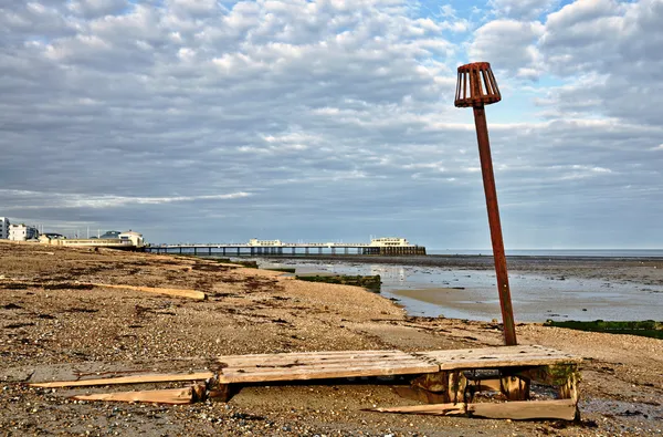 Буны и столб на пляже Вортинг — стоковое фото