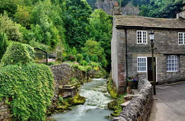 Rio e casa de campo em Castleton, Derbyshire — Fotografia de Stock