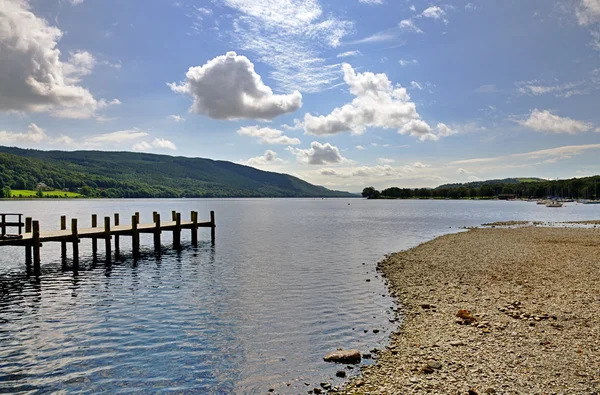 Shore of Coniston Water and jetty — Stock Photo, Image