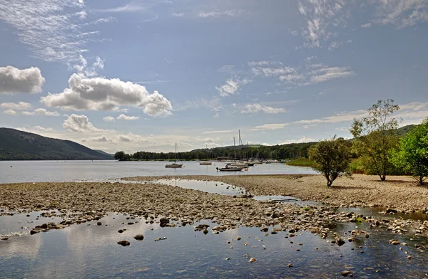 Boats on the shore of Coniston Water — Stock Photo, Image