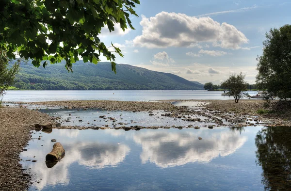 Reflexões na nuvem em Coniston Water — Fotografia de Stock