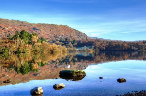 Hügel spiegeln sich in Grasmere wider — Stockfoto