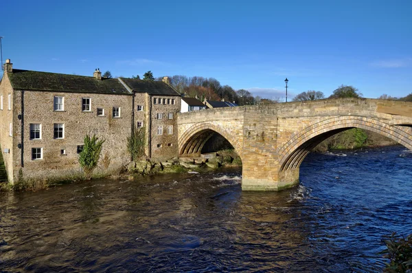 Ponte ed edificio in pietra nel Castello di Barnard — Foto Stock