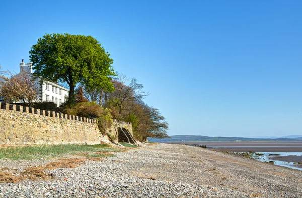 Aldingham shoreline with a white house — Stock Photo, Image