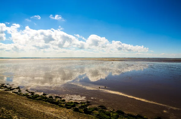 Wolken terug te vinden in kustwateren — Stockfoto