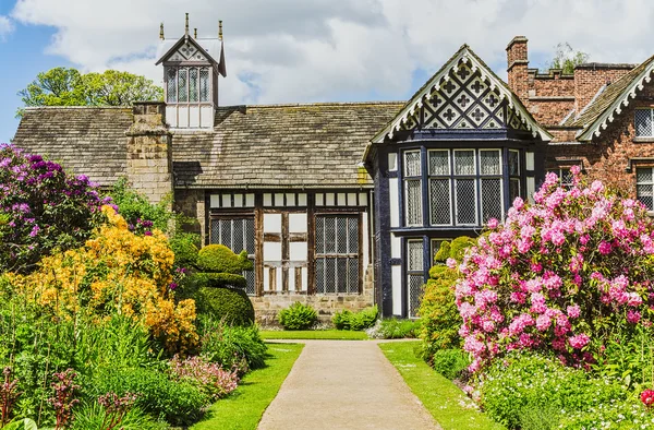 Старый зал и сад Rufford — стоковое фото