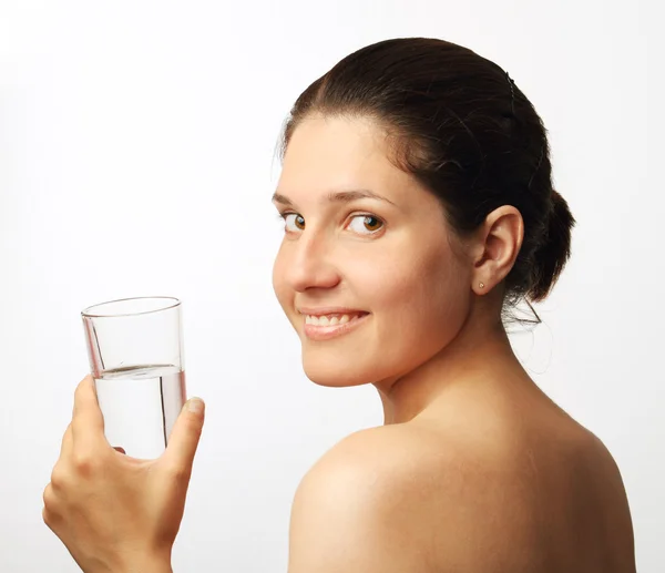 Jovem bonita Mulher água potável — Fotografia de Stock