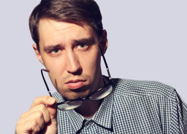 gözlük takan komik delikanlı