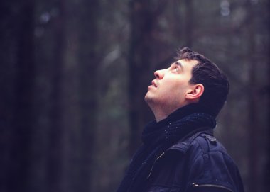 çekici bir genç adam açık havada yürüyüş