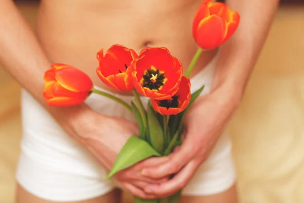 Romantische jongeman met bloemen — Stockfoto