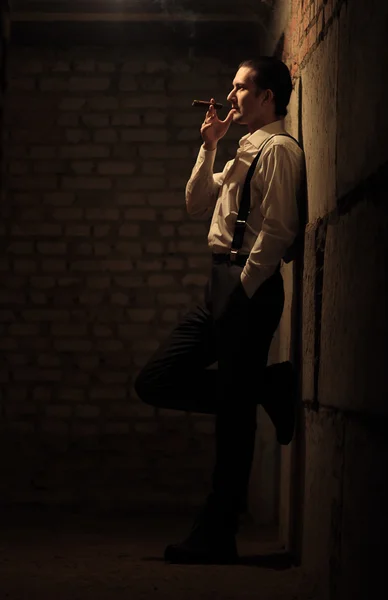 Retrato de joven gangster con cigarro — Foto de Stock