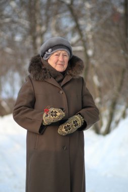 yaşlı kadın kış portresi
