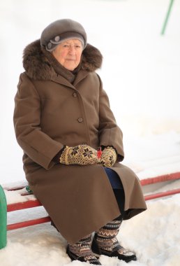 yaşlı kadın kış portresi