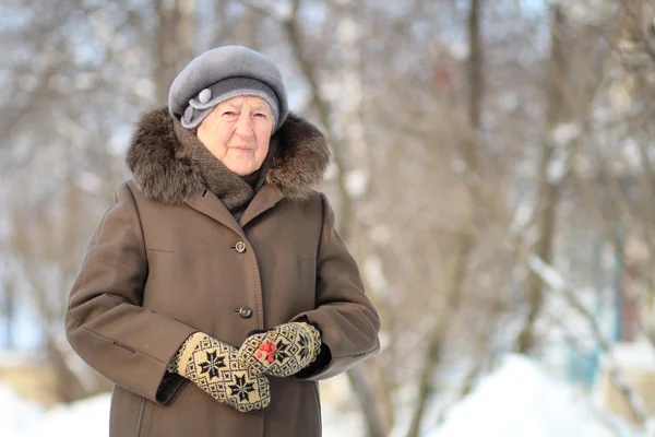 Portrait d'hiver de la vieille femme — Photo