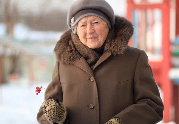 Winter portret van de oude vrouw Stockfoto