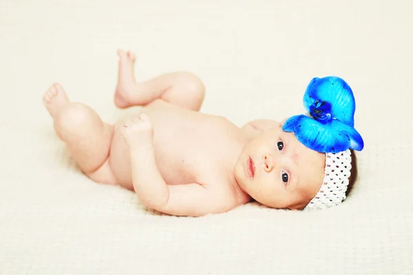 Pasgeboren babymeisje met blauwe bloem Rechtenvrije Stockafbeeldingen