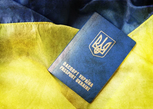 蓝黄色的旗帜和乌克兰护照 — 图库照片