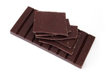 Beyaz arkaplanda izole edilmiş çikolata