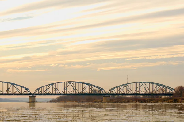 Bridge och floden — Stockfoto