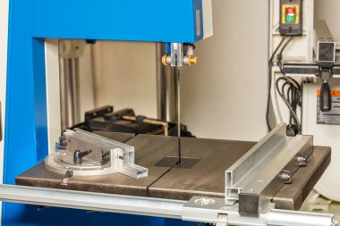 Profesyonel endüstriyel makine, gri-bej arka planda zincir testere keskinleştirmek için mavi kaplamalı..