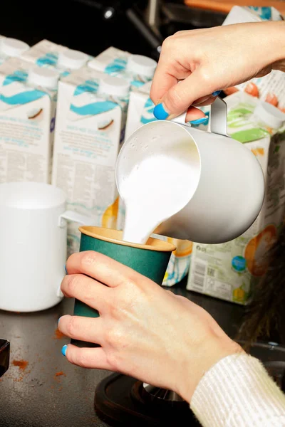 Крупный План Баристы Добавляющей Пенное Молоко Кофе Бумажную Кофейную Чашку — стоковое фото