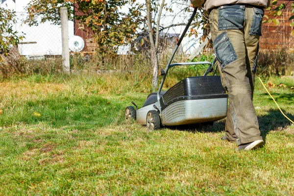 Zahradník Stará Zelený Trávník Seká Trávu Elektrickou Sekačkou Zahradě Jasného — Stock fotografie