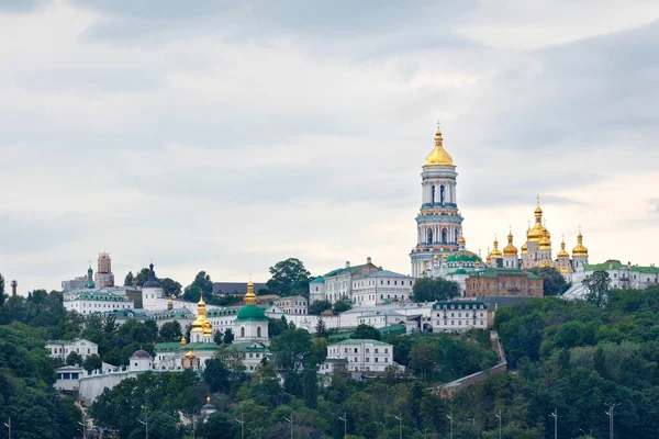 Kyiv 'deki Pechersk Lavra Manastırı' nın altın kubbeleri, bulutlu bir yaz gününde Kiev tepelerinin yamaçlarında yer alan Doğu Avrupa 'daki antik bir Hıristiyanlık kompleksidir..